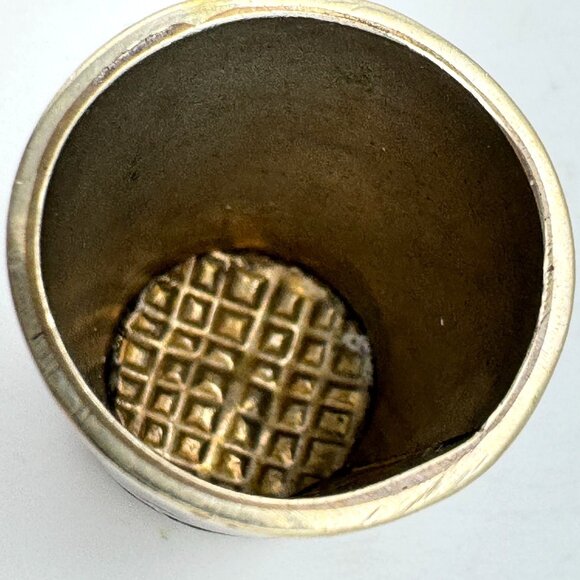 Vintage Thimble With Mother Of Pearl & Abalone Inlay Floral Design 1 inch - Picture 7 of 7